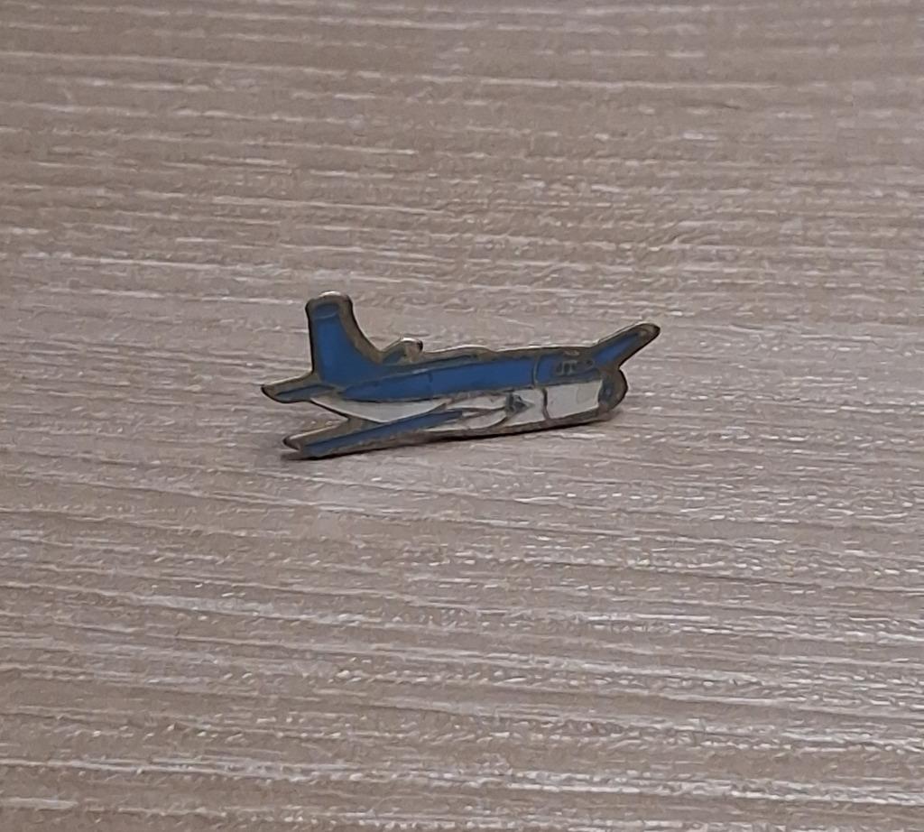 PIN - VLIEGTUIG - AIRPLANE - PLANE - AVION - JUMBO JET, Envoi, Utilisé, Transport, Insigne ou Pin's