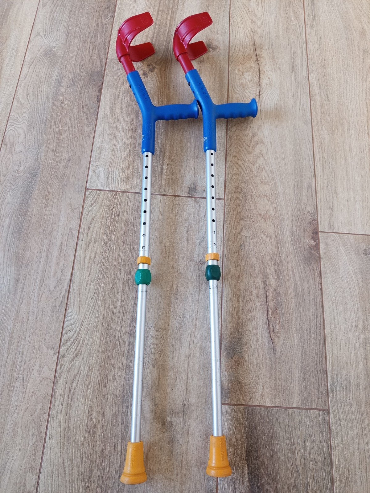 Béquilles pour enfants, Enlèvement
