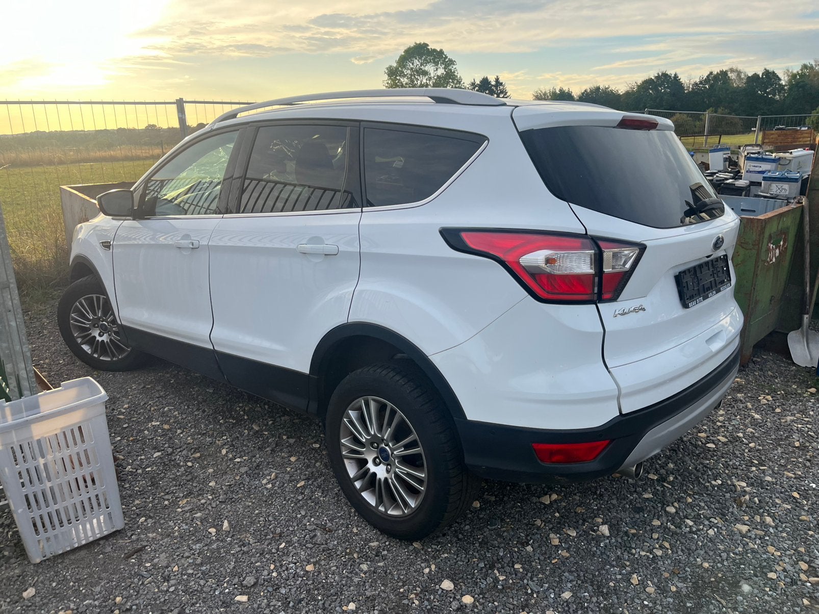 Verongelukte Ford Kuga, Ophalen, Benzine, Ford