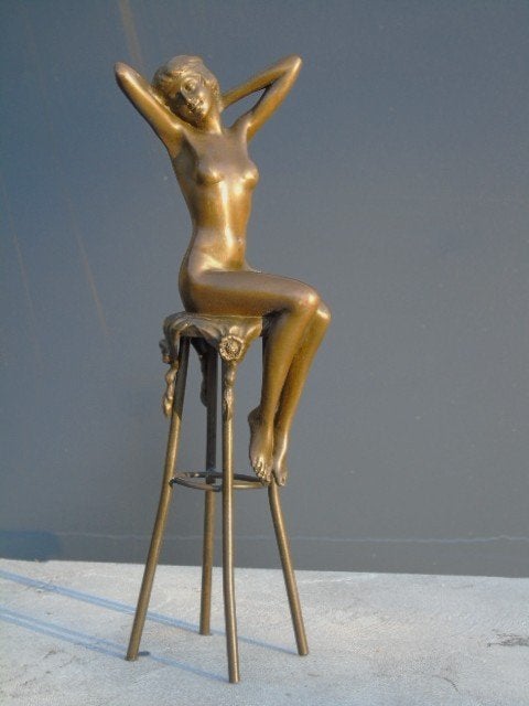 une femme nue assise sur tabouret en bronze signé ., Enlèvement ou Envoi, Bronze