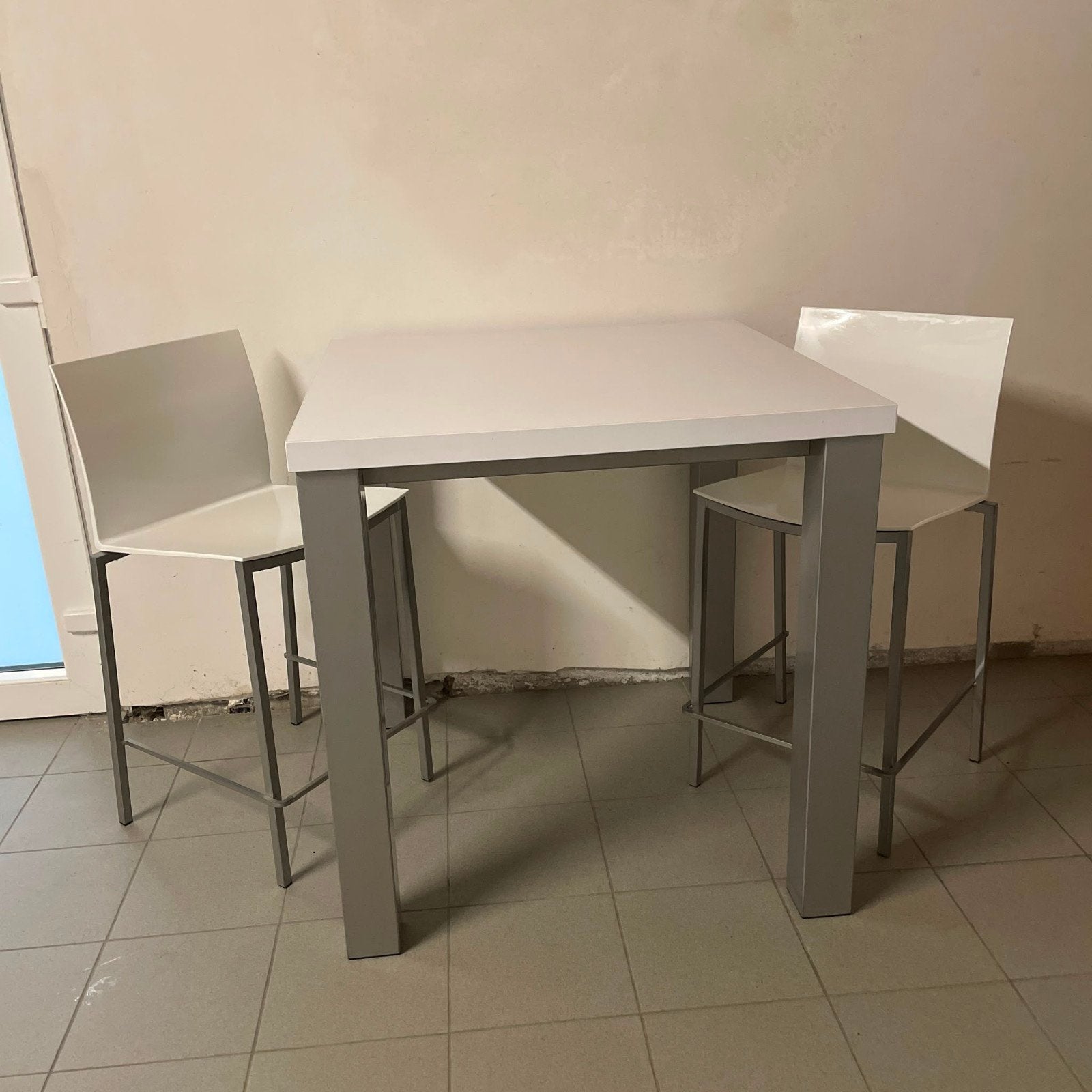 Hoge keukentafel met 2 stoelen, Ophalen, Zo goed als nieuw