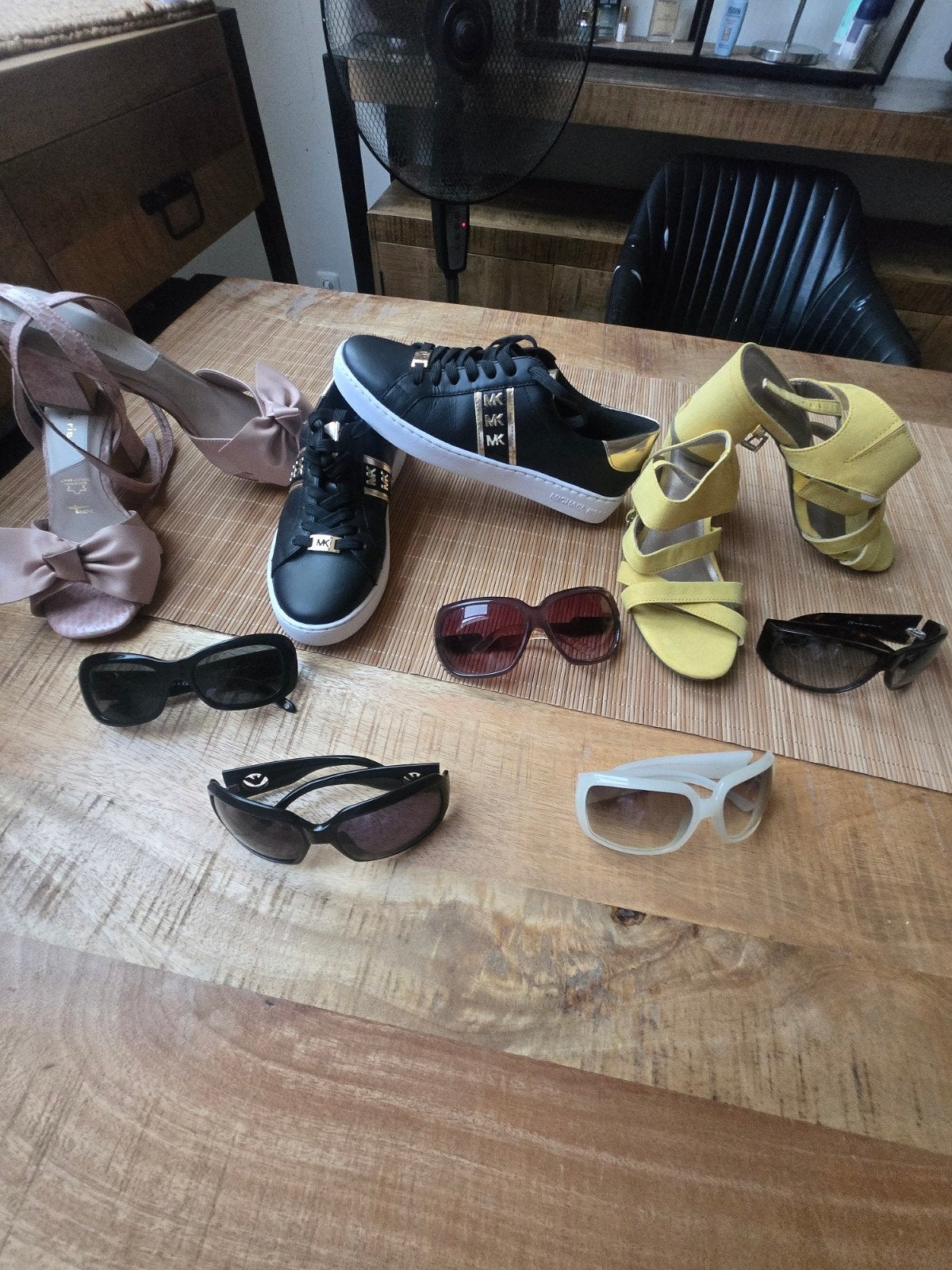 Merk dames schoenen en zonebril, Kleding | Dames, Overige Dameskleding, Ophalen