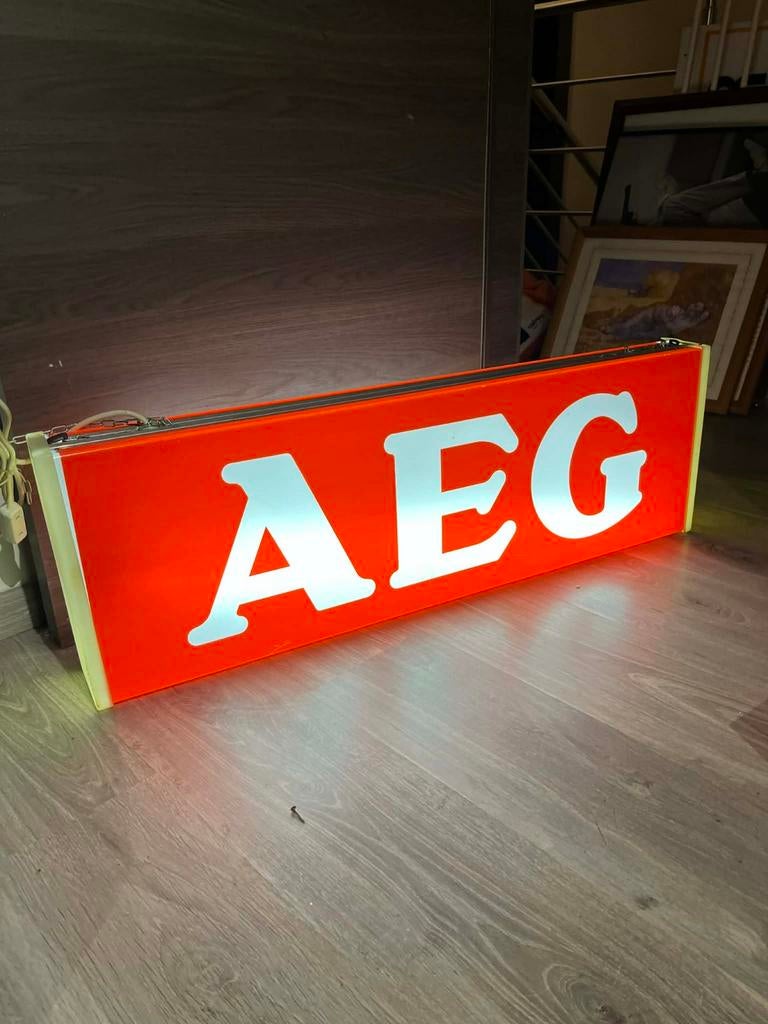 Enseigne lumineuse AEG vintage – Fonctionnelle – Déco indust, Enlèvement ou Envoi, Utilisé, Table lumineuse ou lampe (néon)
