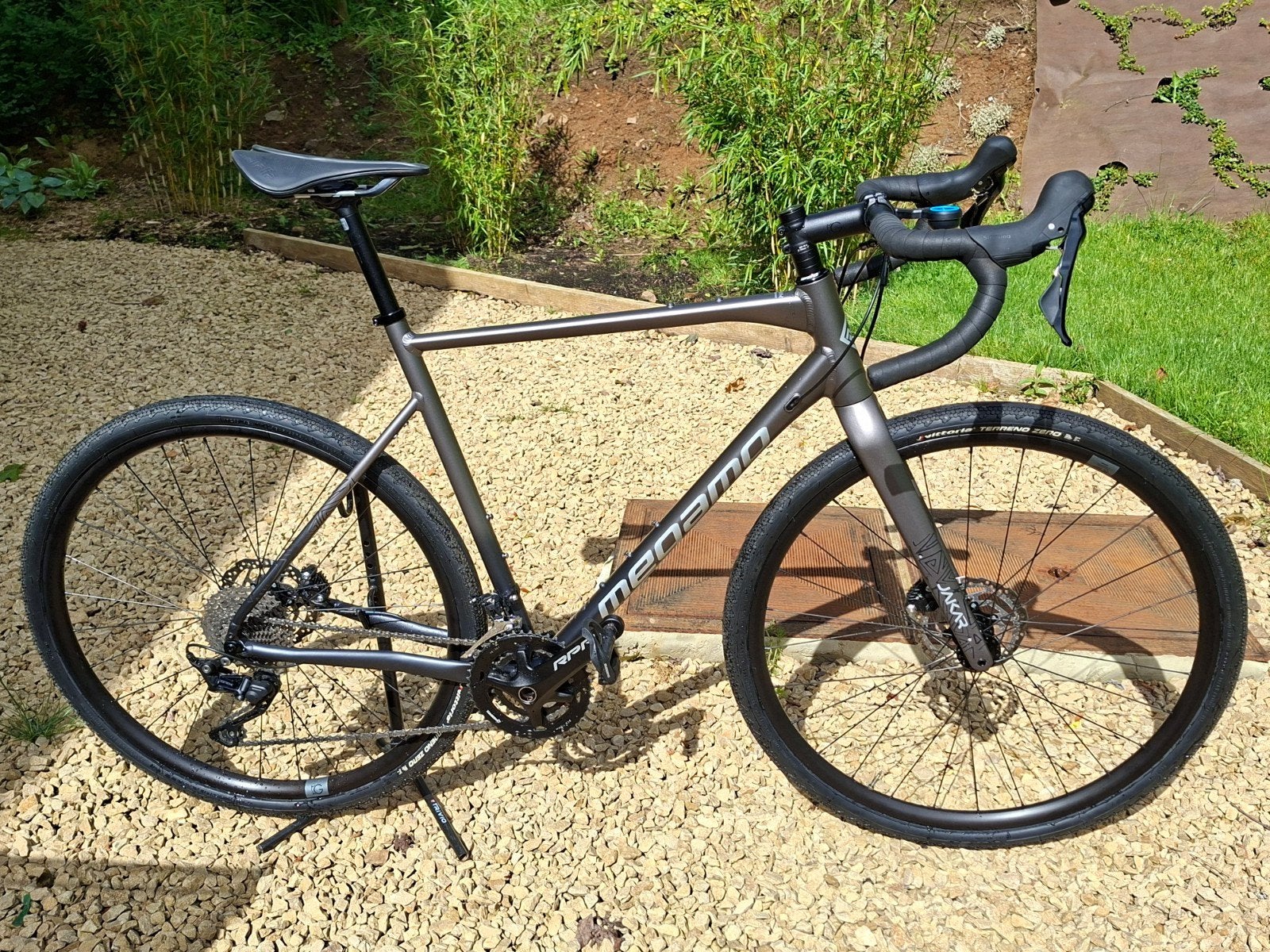 Gravel Megamo Jakar, Enlèvement