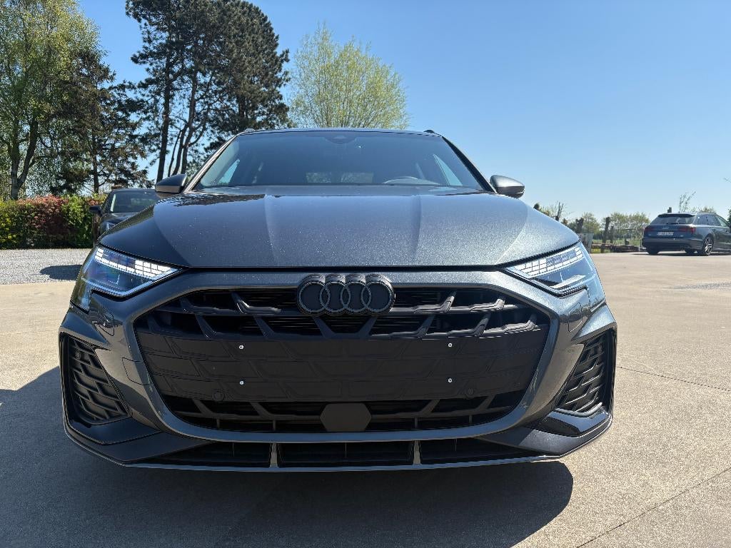 Audi A3 Sportback 30 TFSI MHEV S line S tronic Shadow Line, Stof, 127 g/km, Dealer onderhouden, 1390 kg