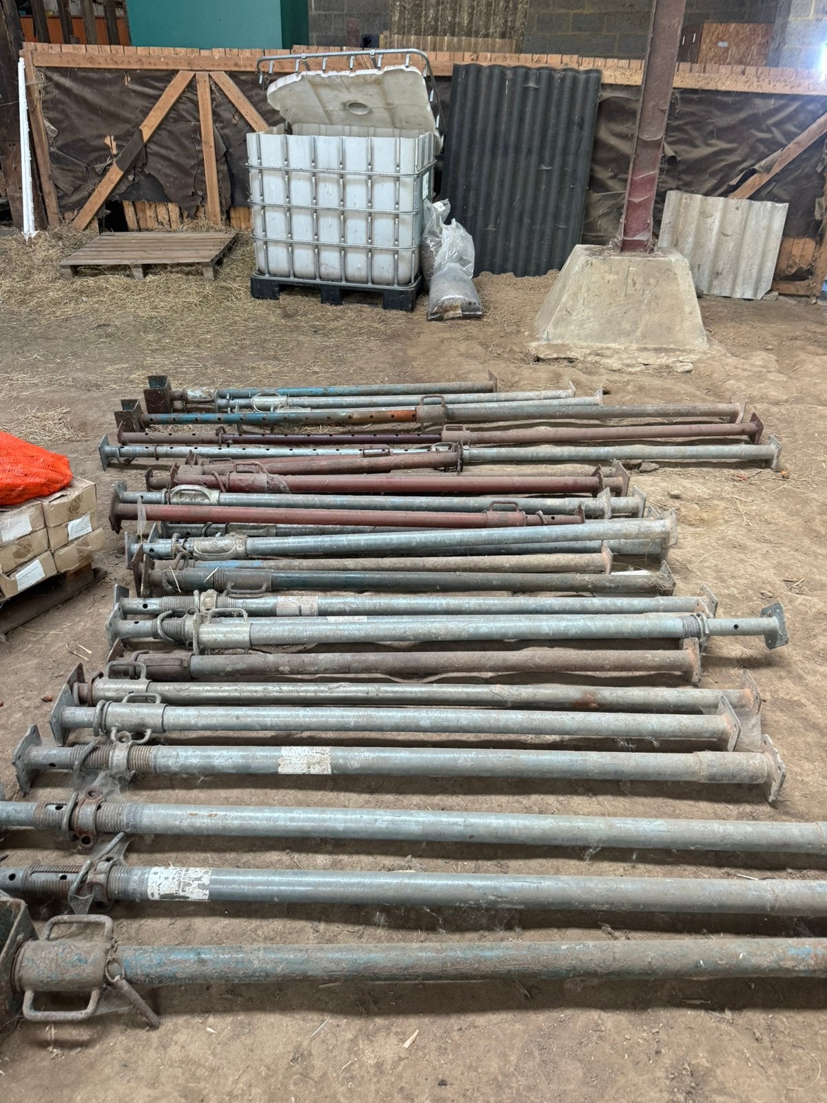 29 étançons a vendre, Bricolage & Construction, Échafaudages, Enlèvement, Comme neuf
