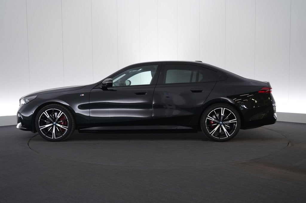 (2JEX026) BMW I5, Auto's, BMW, Automaat, Gebruikt, 394 pk, Onderhoudsboekje
