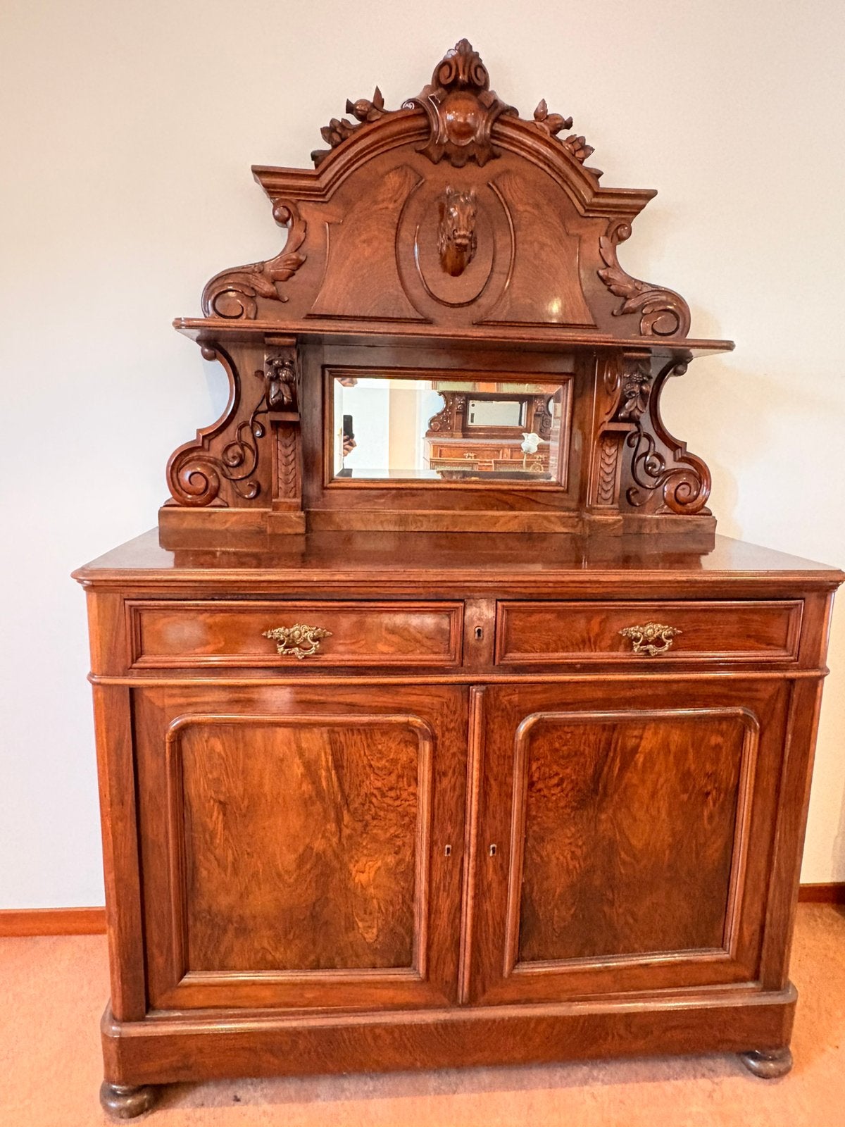 Buffet ancien avec miroir et sculptures — Noyer, Enlèvement