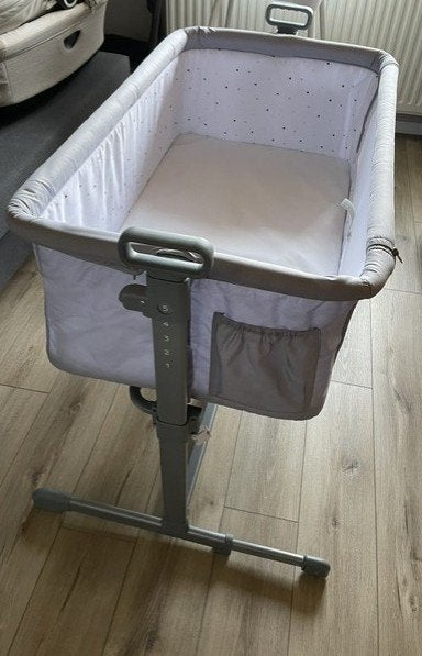 Kinderkraft co-sleeper – lichtgrijs, Enfants & Bébés, Berceaux & Lits, Enlèvement, Utilisé, Lit
