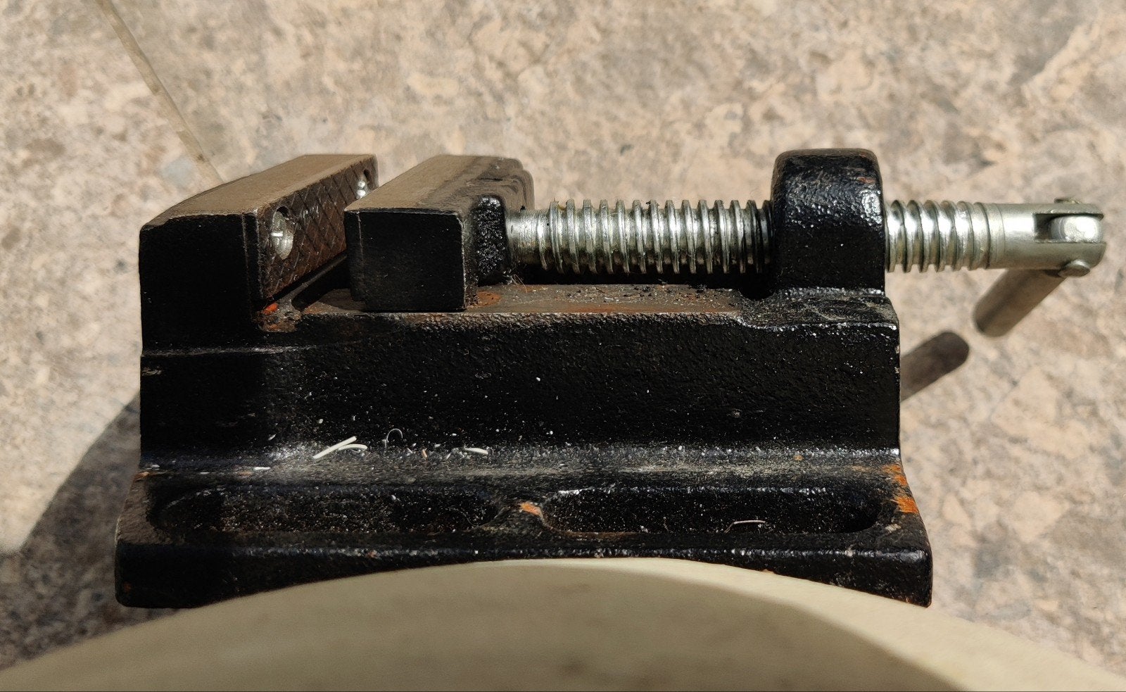 Étau en fonte - petit modèle, Bricolage & Construction, Enlèvement, Utilisé, Moins de 70 cm, Étau