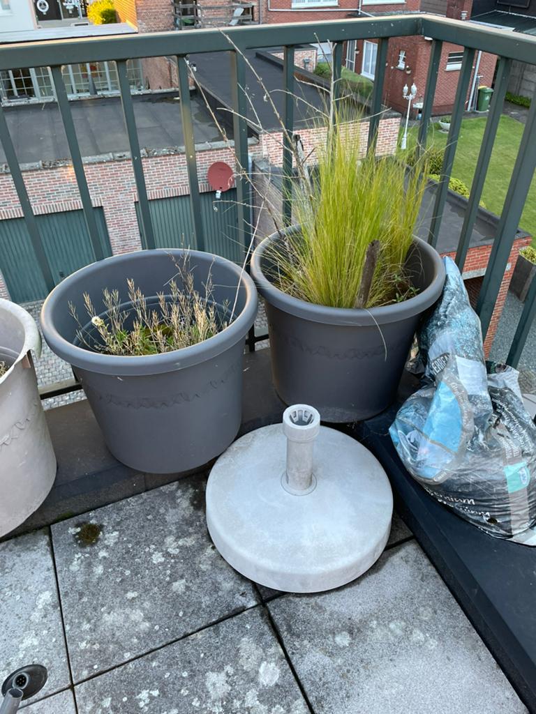 4 grands pots de fleurs gris Grandes jardinières, Balcon, Rond, Comme neuf, Synthétique