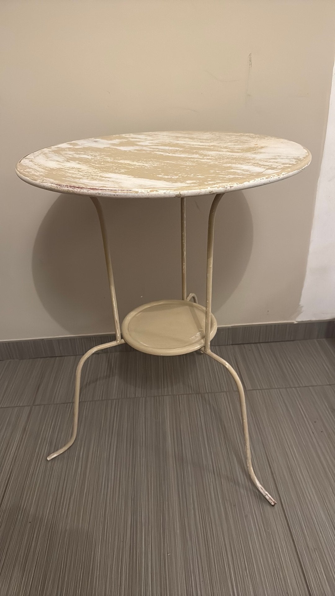 Belle table d'appoint, Enlèvement, Utilisé