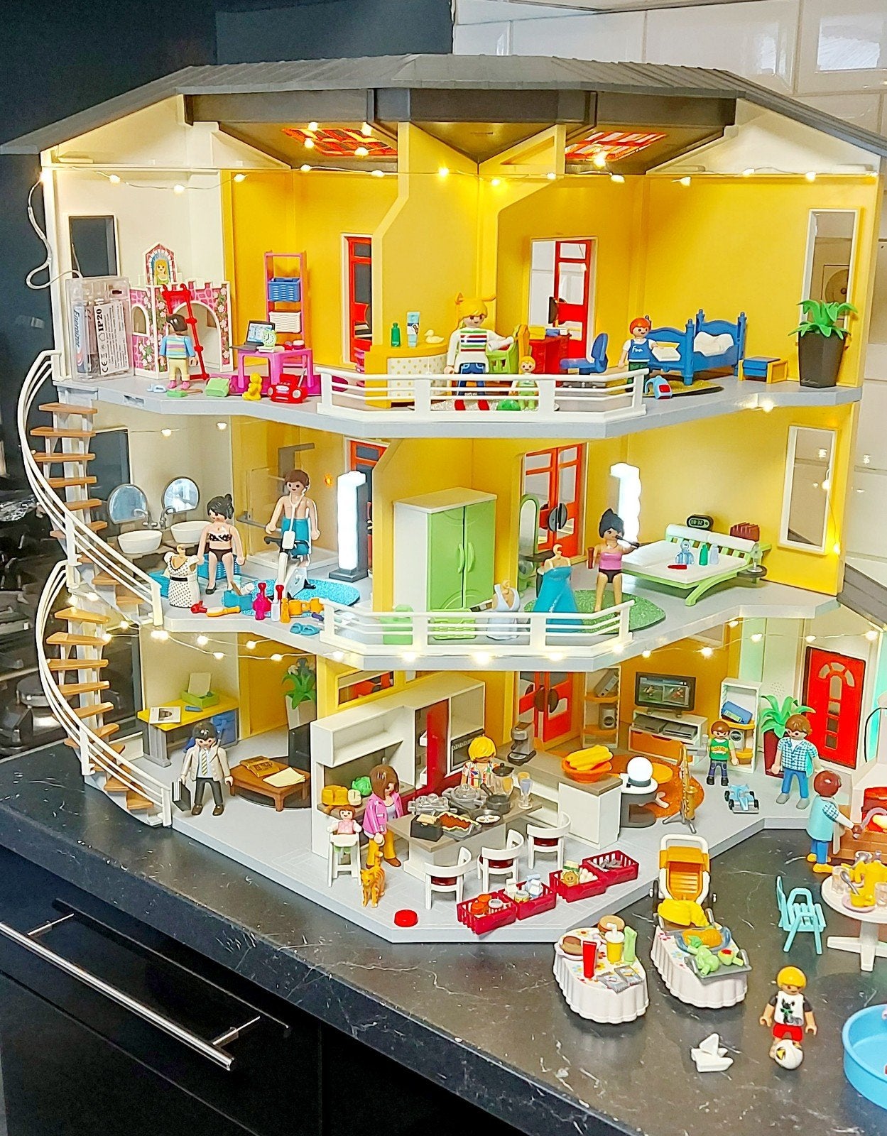 playmobil maison moderne 3 étages complète, Enfants & Bébés, Jouets | Playmobil, Enlèvement