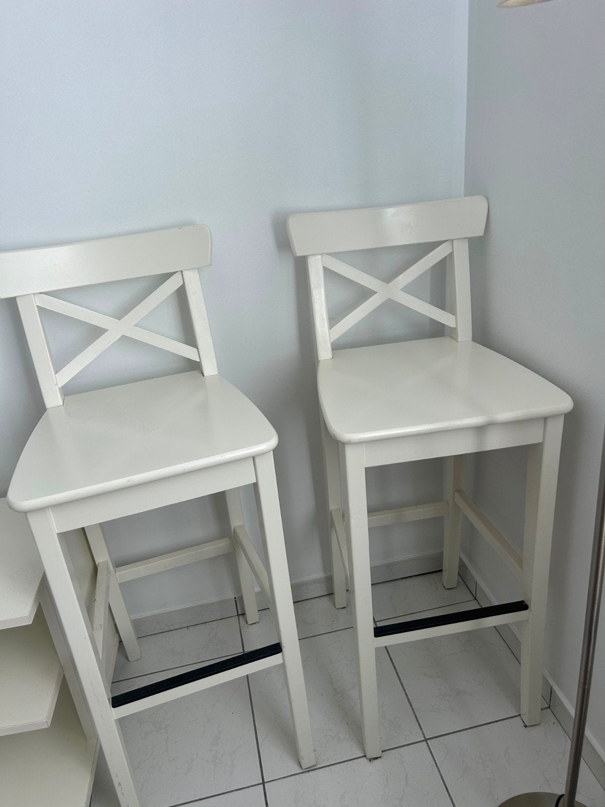 Set of 2 White IKEA INGOLF Bar Stools with Backrest, Enlèvement, Utilisé, Blanc, Deux