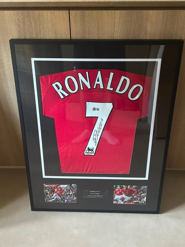 Ingelijst gesigneerd shirt Cristiano Ronaldo Man united COA, Verzamelen, Sportartikelen en Voetbal, Ophalen of Verzenden, Zo goed als nieuw
