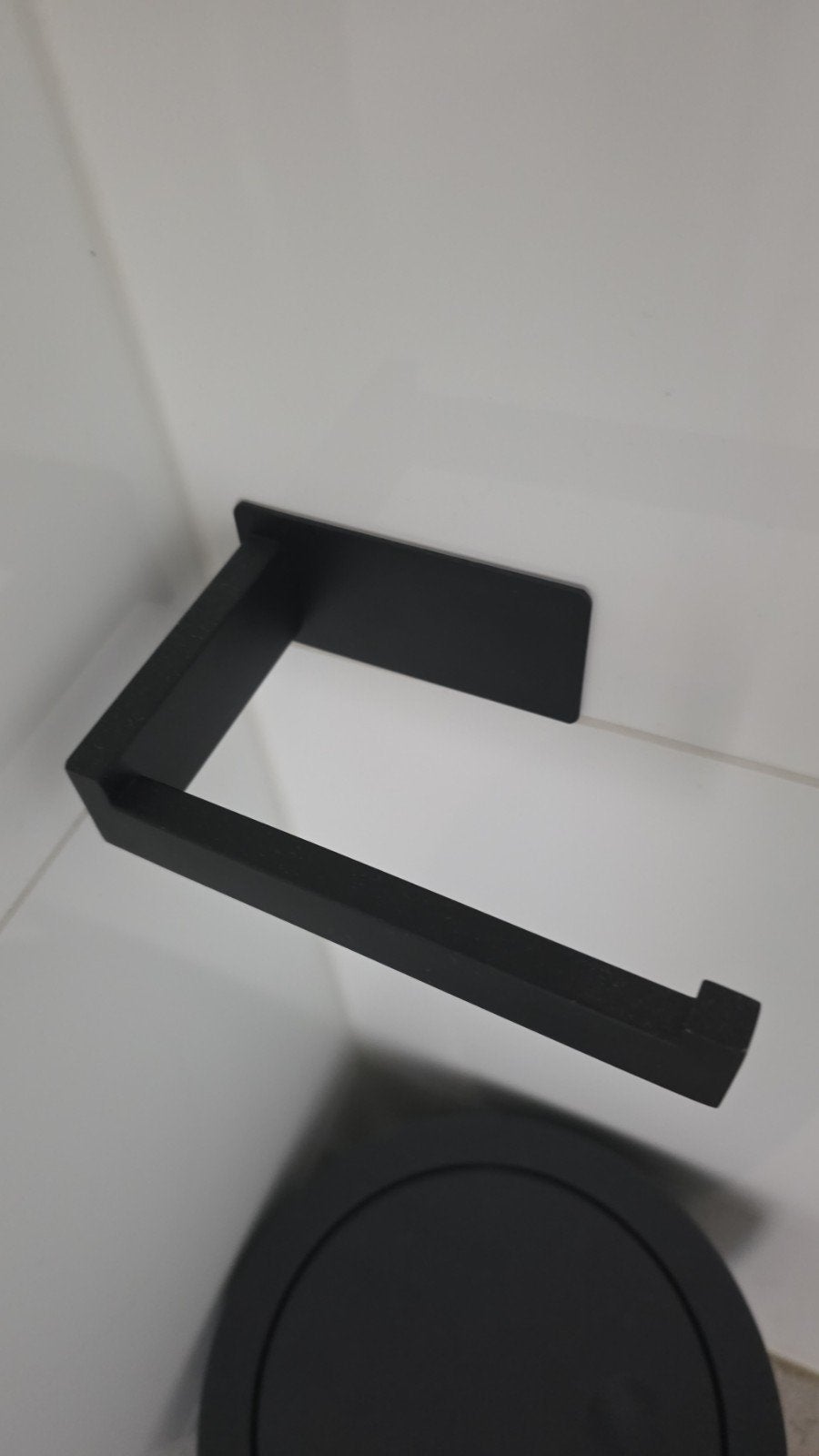Zwarte Toiletpapier houder en haak, Vêtements | Femmes, Cintres, Envoi