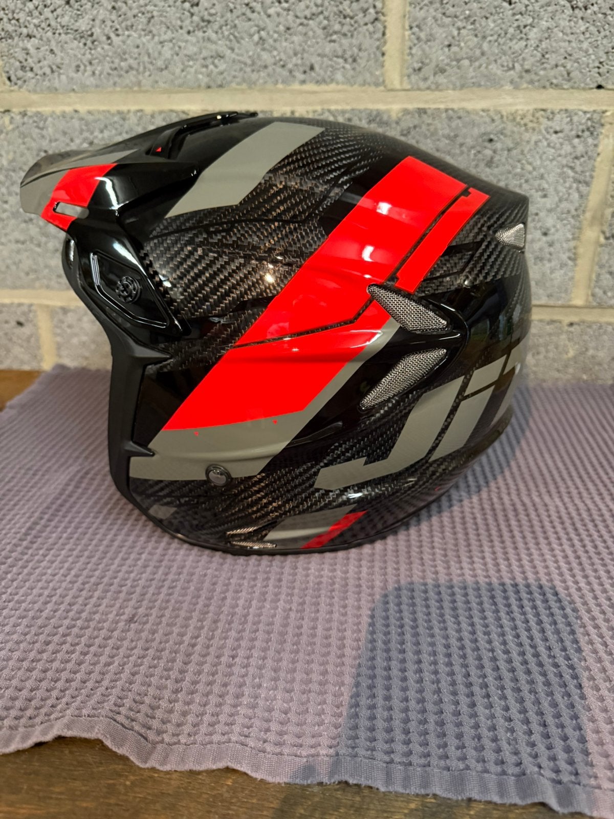 Carbon trialhelm, Ophalen