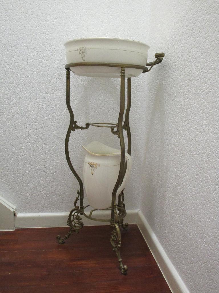 Ancien ensemble de toilette complet sur support – début XXᵉ, Antiquités & Art, Antiquités | Accessoires de maison, Enlèvement