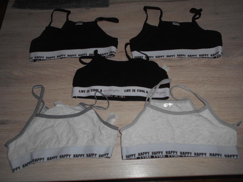 5 sport topjes maat 134 - 140, Kinderen en Baby's, Kinderkleding | Maat 134, Ophalen of Verzenden, Zo goed als nieuw, Meisje, Nacht- of Onderkleding