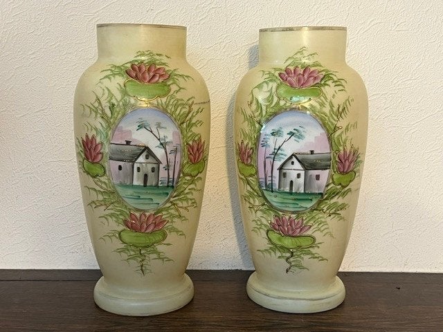 Paire de vases opaline, fleurs et maisons, 1900, Enlèvement