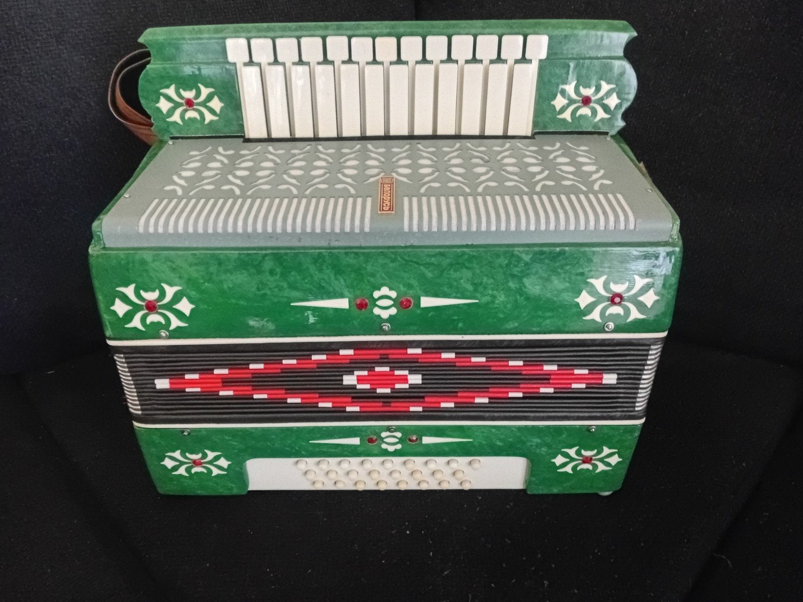 Mooie  goed onderhouden en in nieuwstaat is deze Garmoschka., Ophalen of Verzenden, Zo goed als nieuw, Knopaccordeon, Met koffer