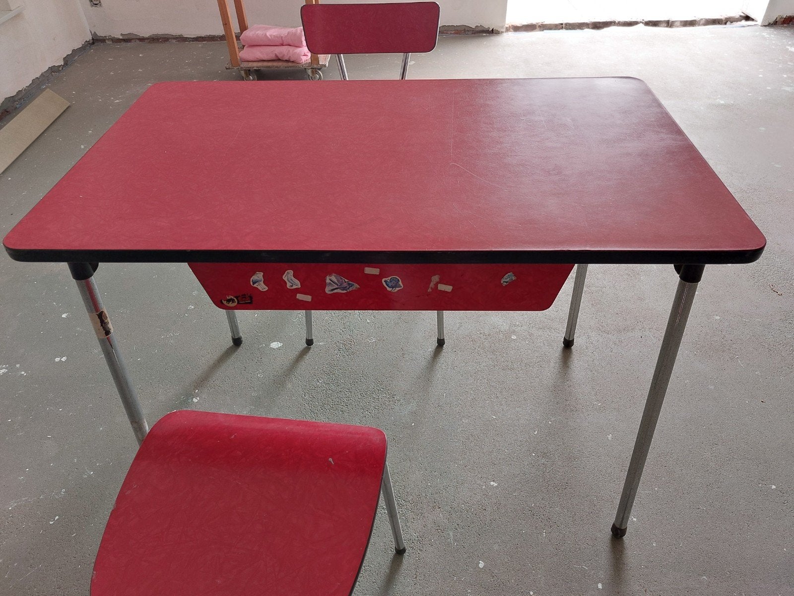 table rouge vintage avec 4 chaises, Enlèvement