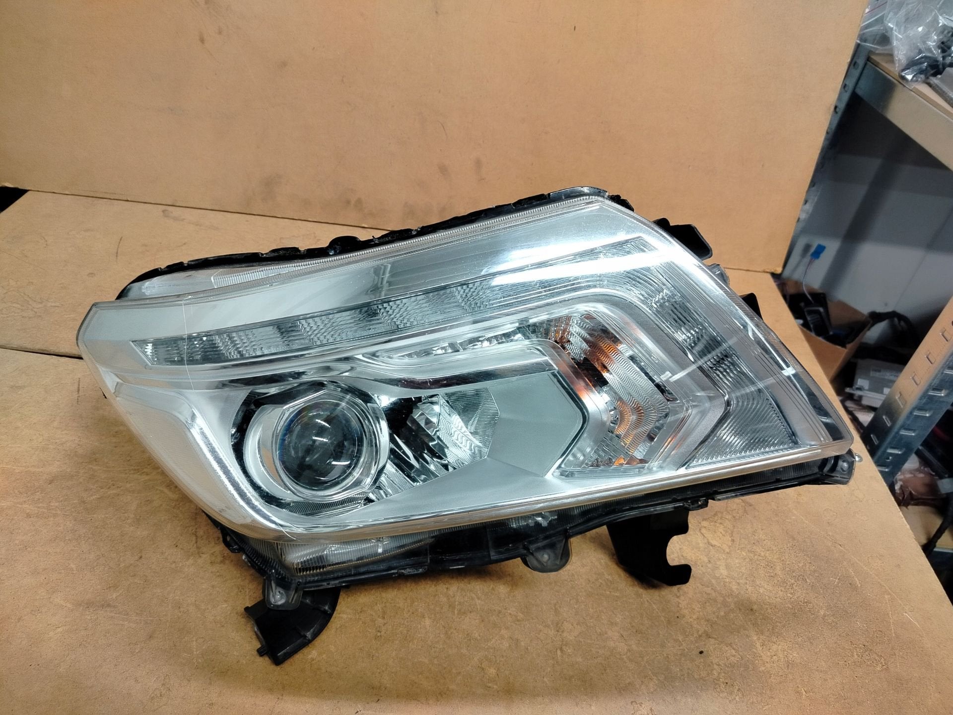 Phare Nissan Navara, Nissan Motor Co., Ltd., Takashima 1-chome 1-1
220-8686  Yokohama, Utilisé, NISSAN_SR@mail.nissan.co.jp