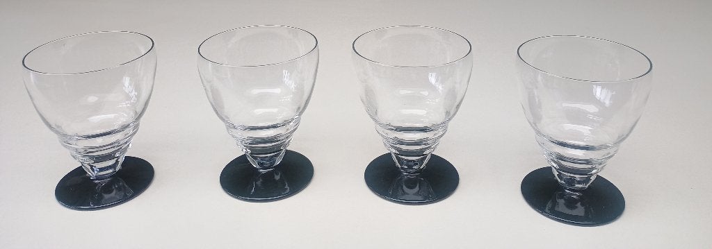 Art deco wijnglazen op zwarte voet, geribbeld bij de voet, Antiek en Kunst, Ophalen
