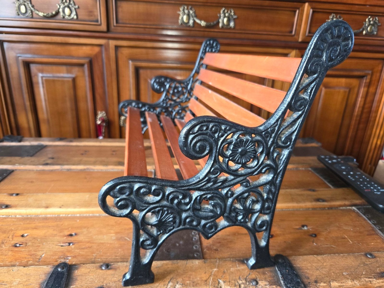 Banc de jardin miniature décoratif — modèle réaliste, très j, Antiquités & Art, Enlèvement ou Envoi, Classique, Bois, Doré