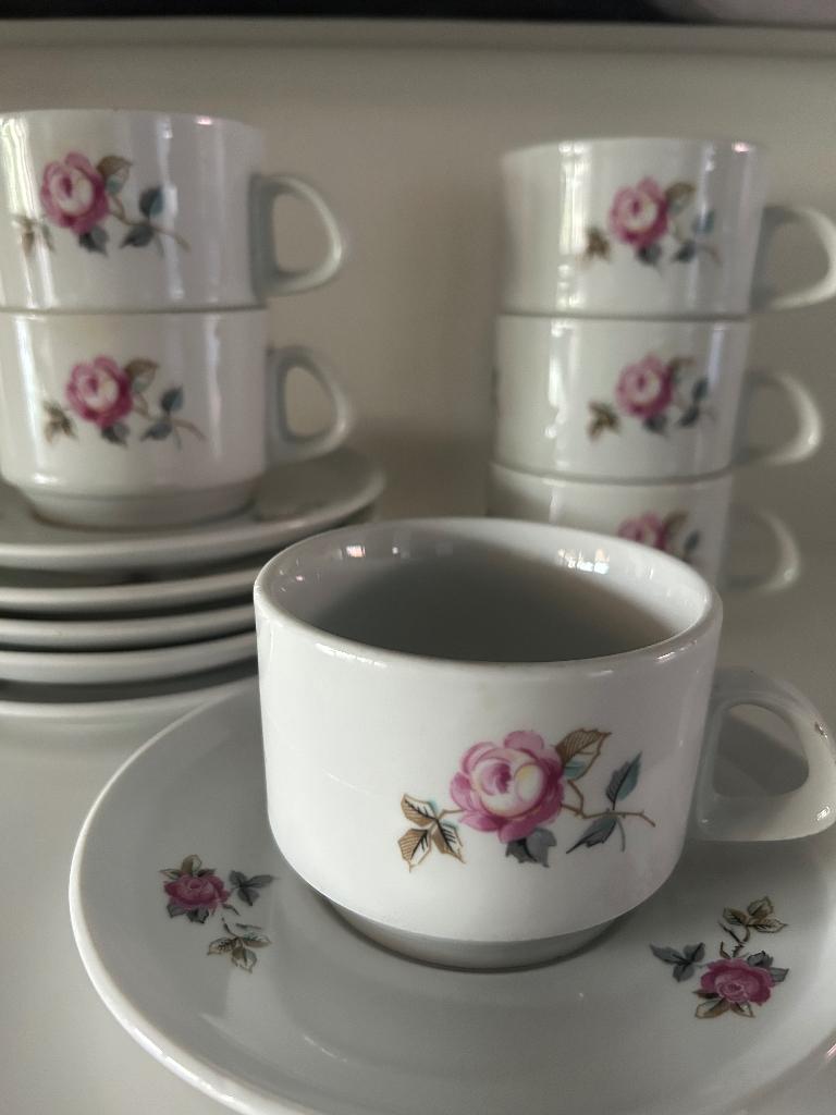 6 kopjes en schoteltjes, Huis en Inrichting, Keuken | Servies, Ophalen, Zo goed als nieuw, Aardewerk, Kop(pen) en/of Schotel(s)