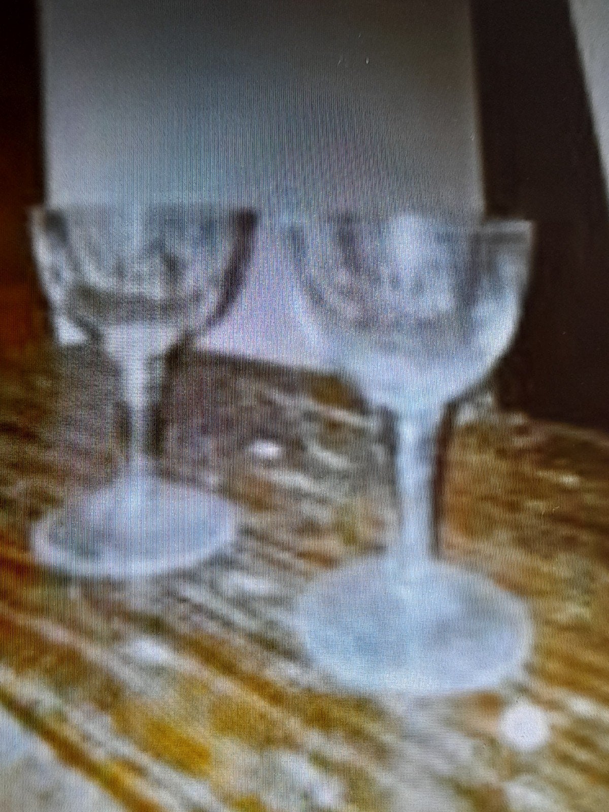 Deux anciens verres ciselés sur pied, Enlèvement ou Envoi
