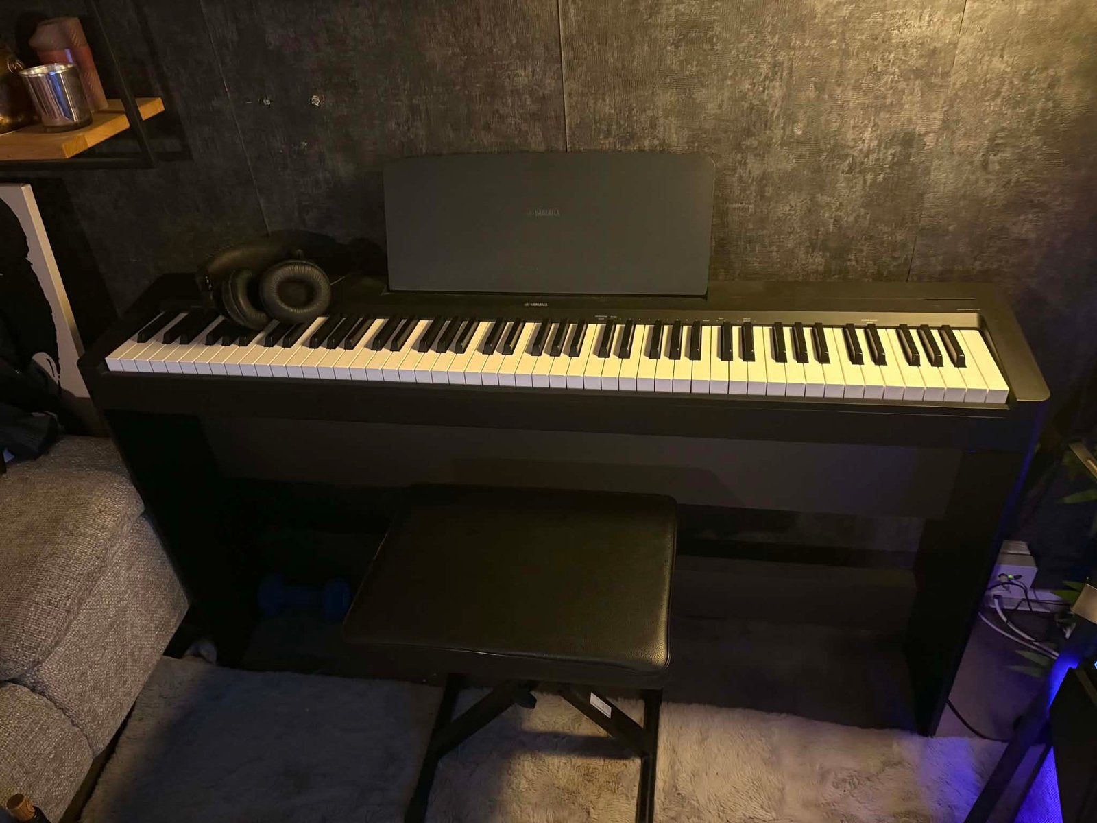 Piano Yamaha P-145 + meuble + pédalier 3 pédales, Musique & Instruments, Enlèvement, Comme neuf, Noir, Piano