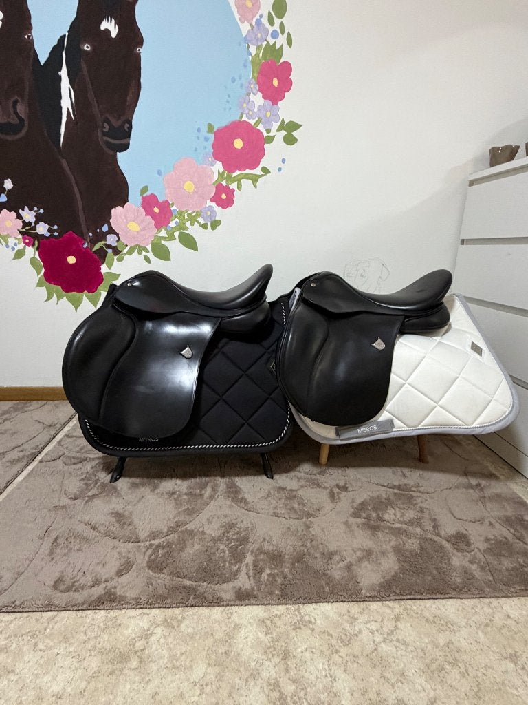 2 bates AP zadels 17 en 17,5 inch, Animaux & Accessoires, Siège semi-creux, Arçon réglable, Comme neuf, Enlèvement
