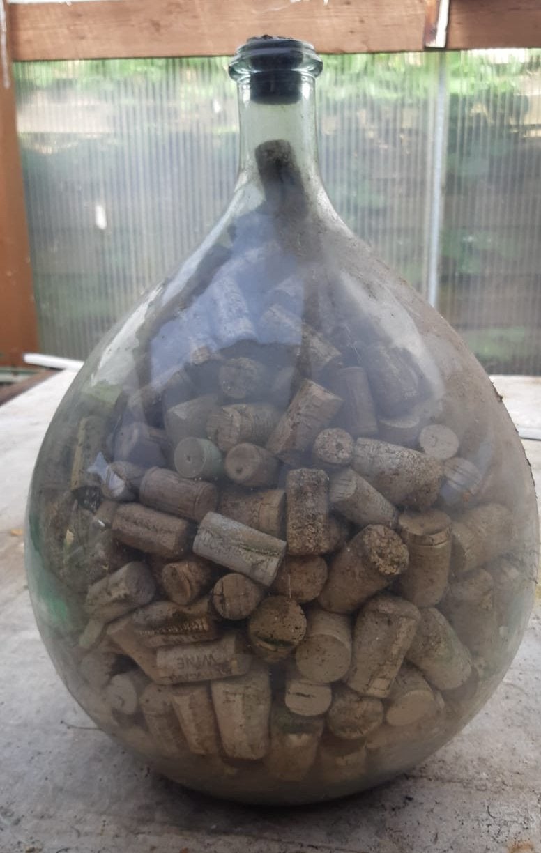 Vaas gevuld met wijnkurken, Tuin en Terras, Ophalen, Gebruikt