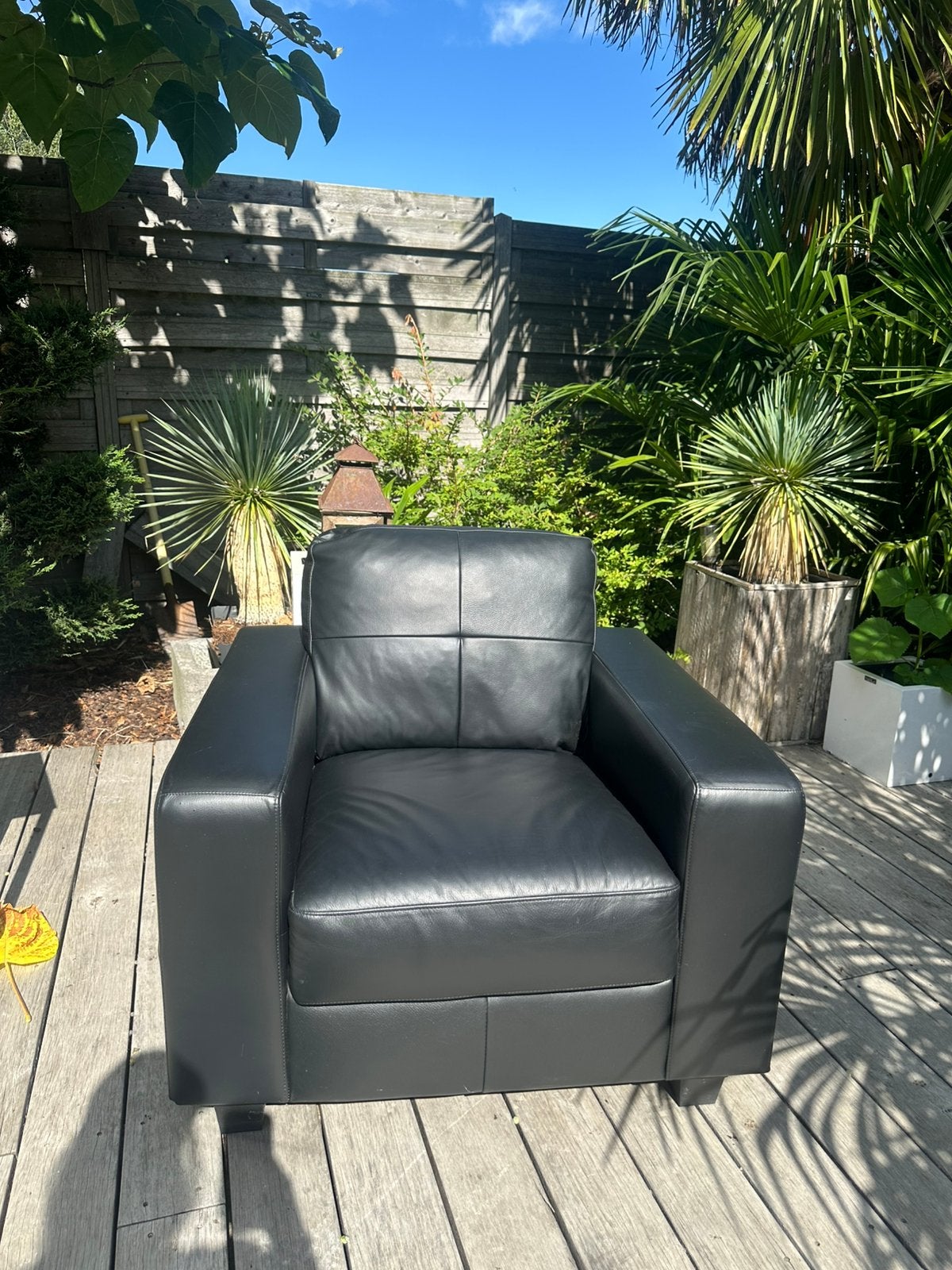 Fauteuil en cuir noir - bon état (2 pièces), Maison & Meubles, Fauteuils, Enlèvement, Comme neuf