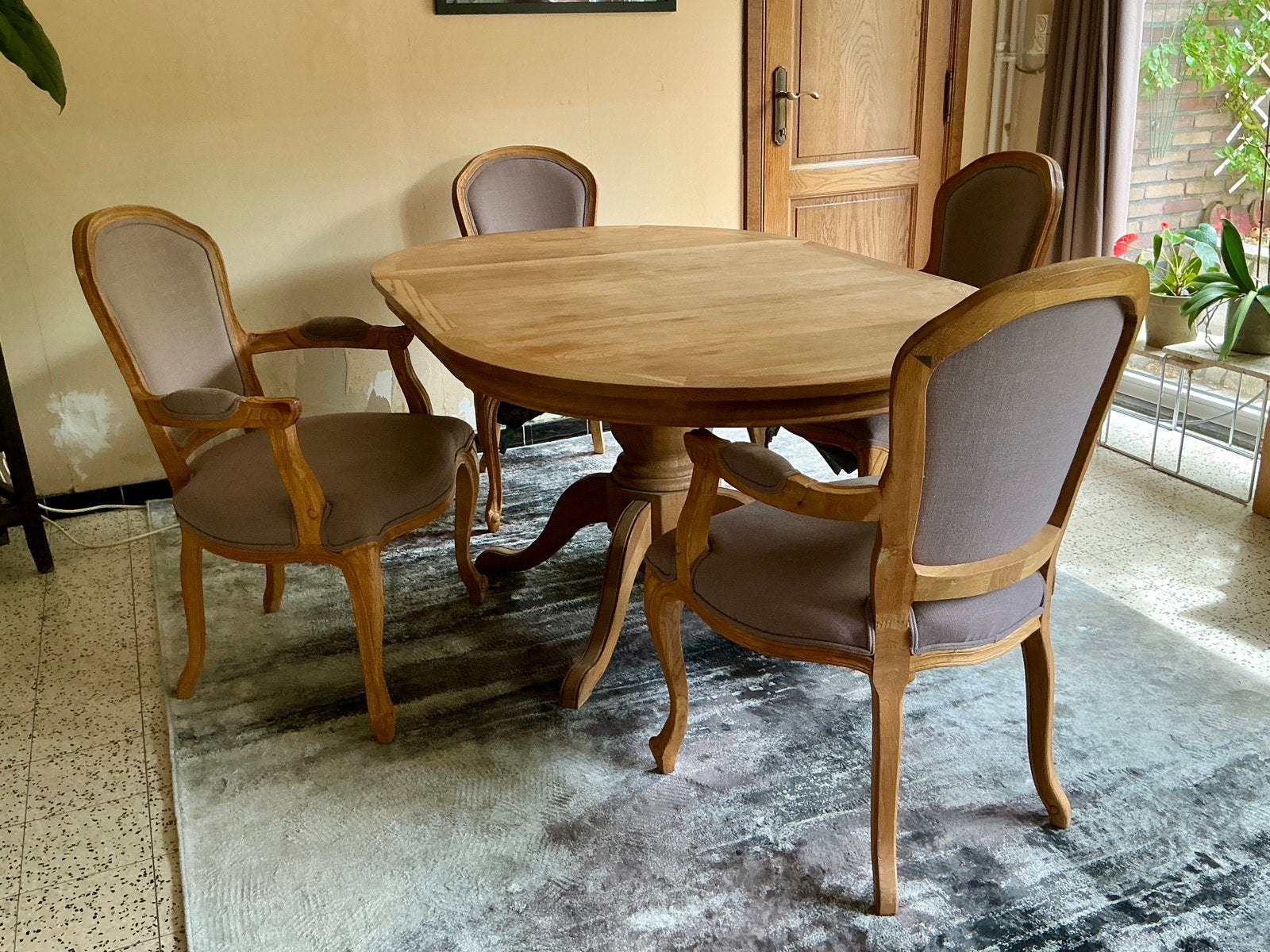 Massief houten tafel en 4 stoelen in Versailles stijl., Antiek en Kunst, Ophalen