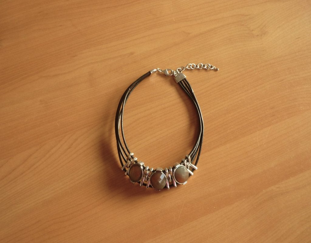 Zwarte vierdubbele choker ketting met 3 ovale taupe strass, Ophalen of Verzenden