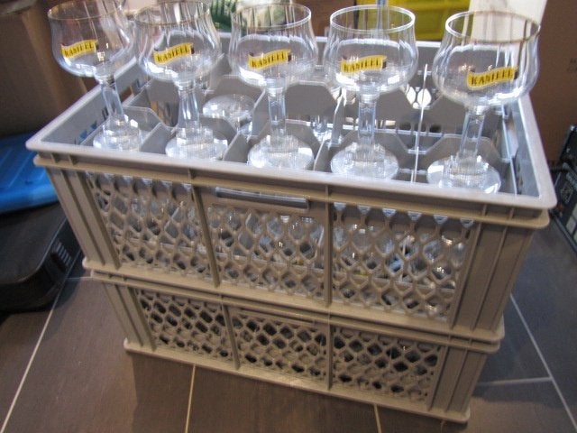Kasteelbierglas (30x) in transportbakken, Verzamelen, Ophalen, Zo goed als nieuw, Bierglas