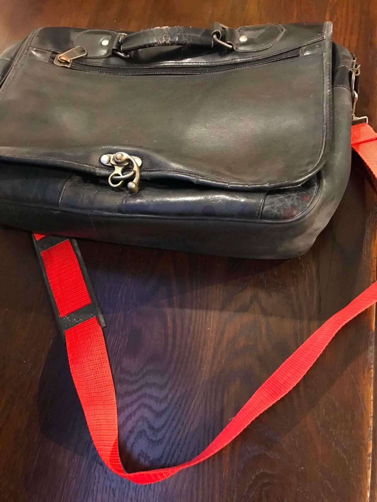 Grande sacoche artisanale en cuir noir Vintage 44  35 10cm, Enlèvement ou Envoi, Comme neuf, Rouge, Cuir