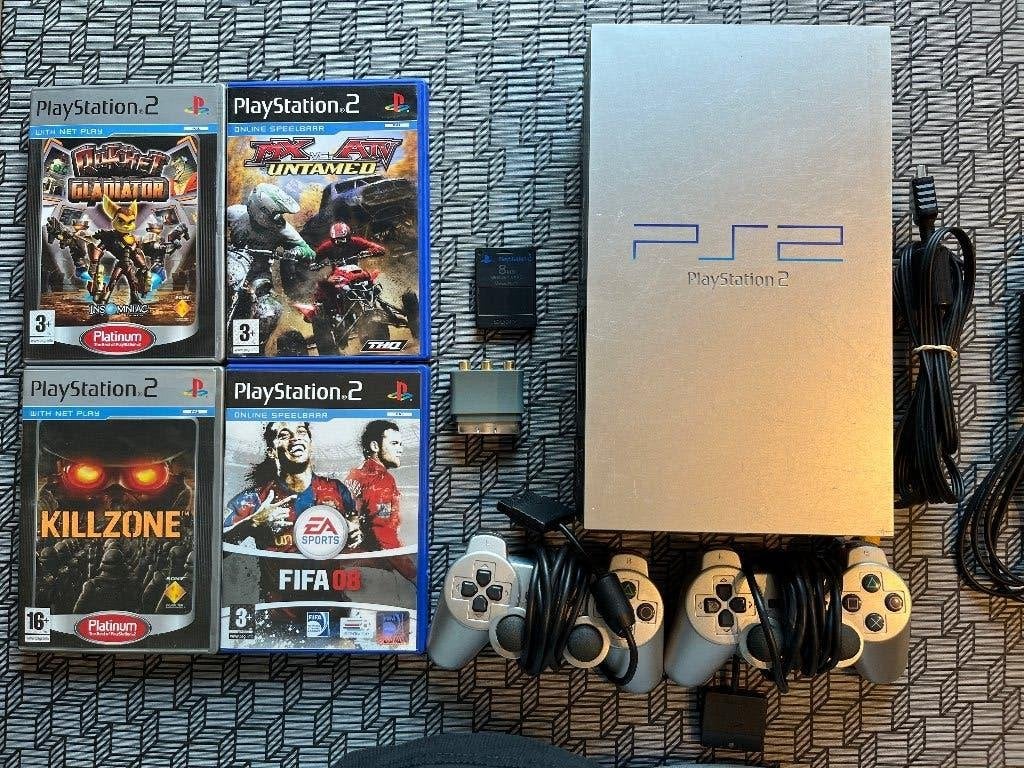 Playstation 2 met 2 controllers, 4 games & Memory Card, Gebruikt, Phat, Met games, Met 2 controllers