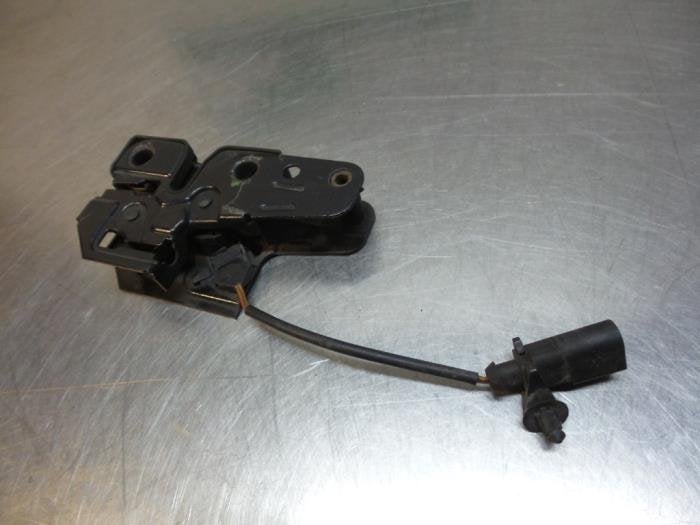 Mécanique de verrouillage capot d'un Volkswagen Polo (Polo, Autos : Pièces & Accessoires, Carrosserie & Tôlerie, Volkswagen, -