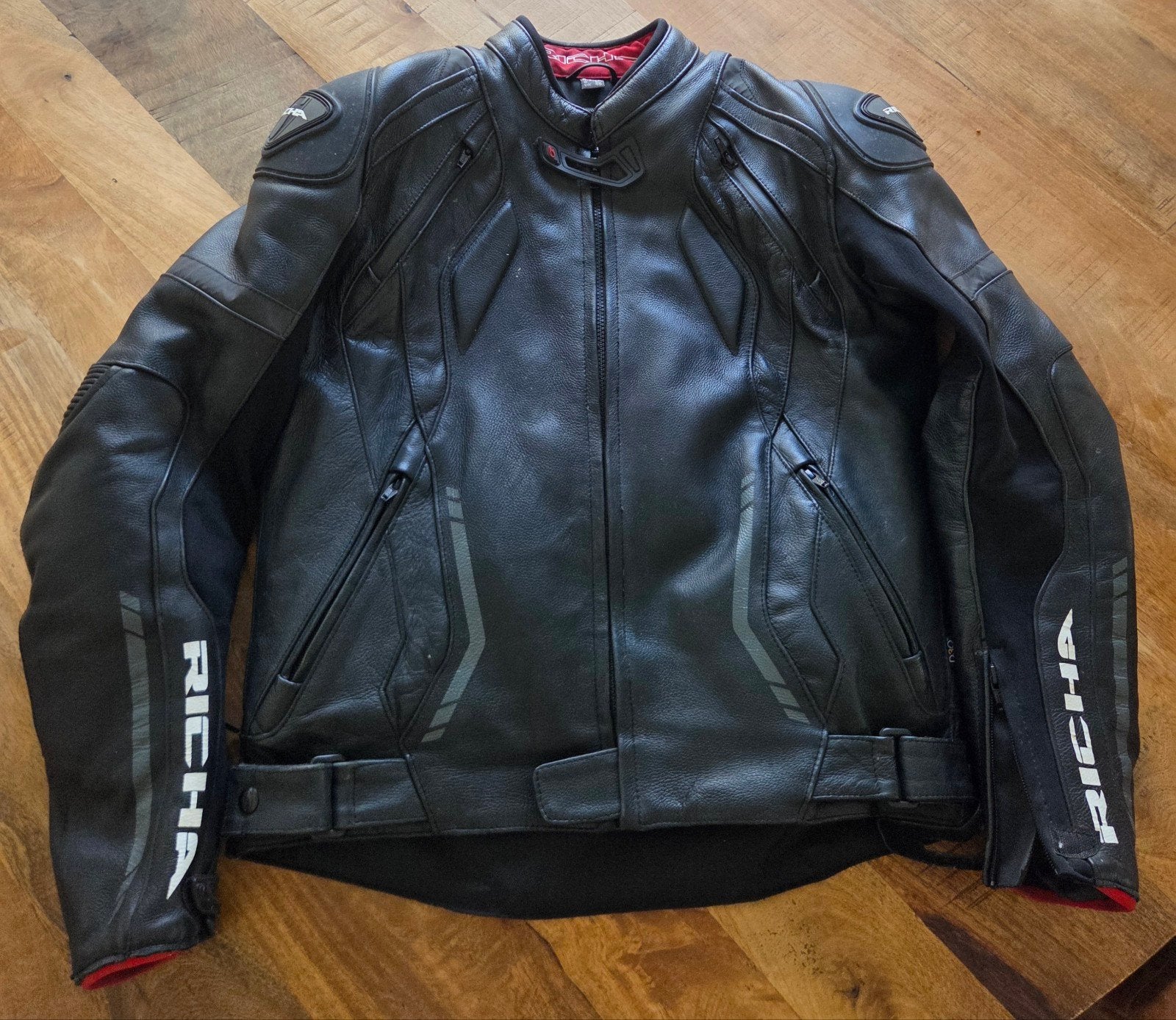 Richa 2 delig lederen motopak, Motoren, Kleding | Motorkleding, Ophalen