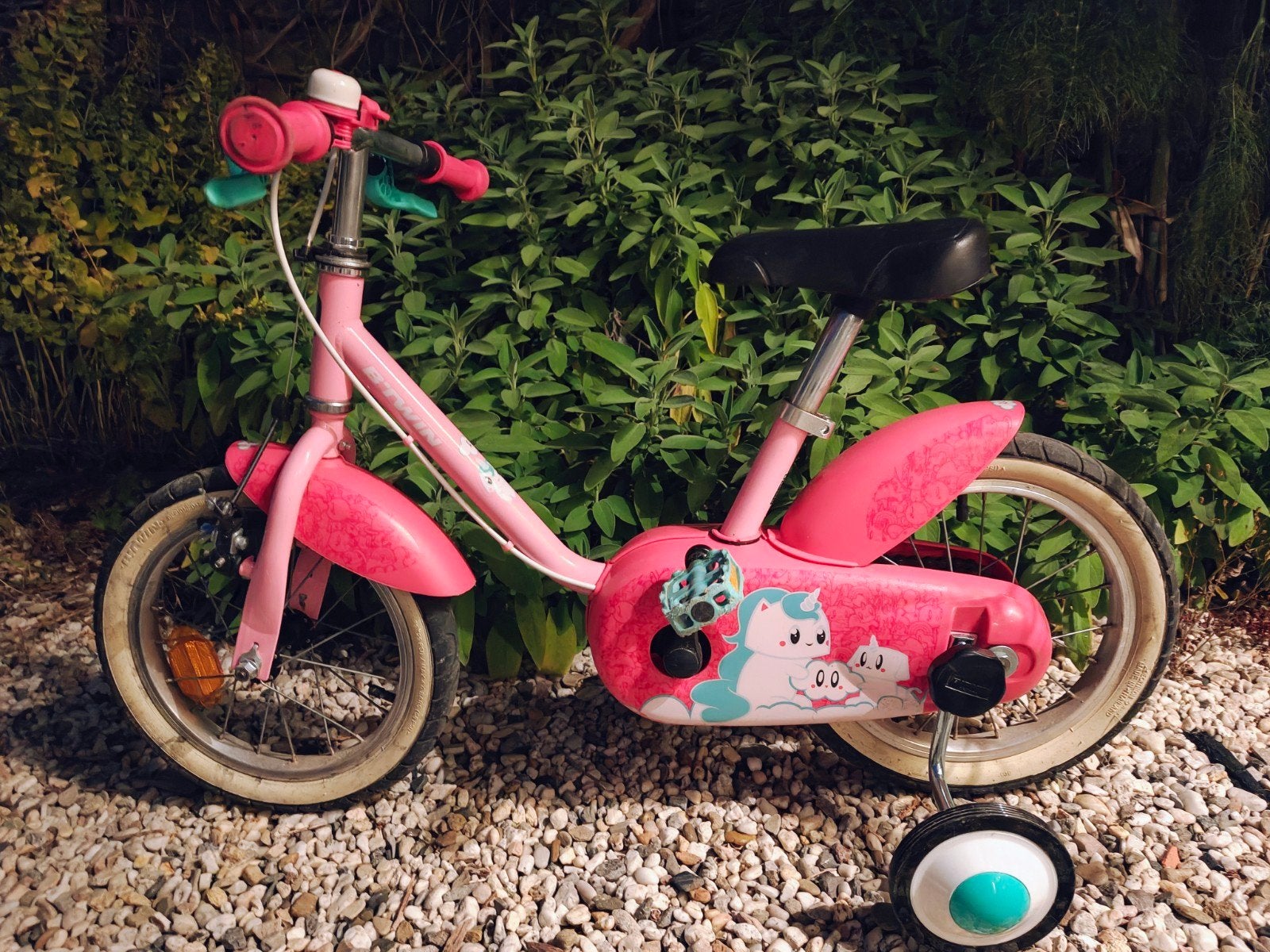 B twin roze 16 inch meisjesfiets met afhaalbare zijwieltjes, Fietsen en Brommers, Ophalen, Zijwieltjes, 16 tot 20 inch, Zo goed als nieuw