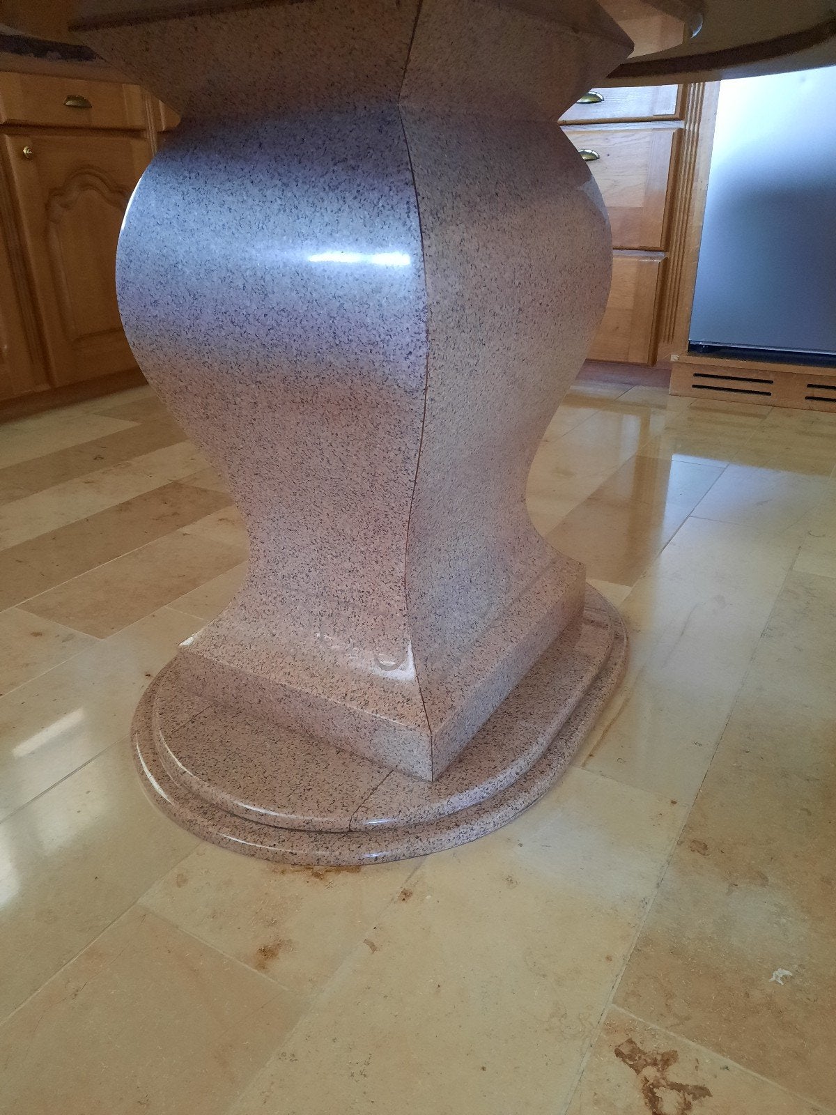 Table en granit, Enlèvement