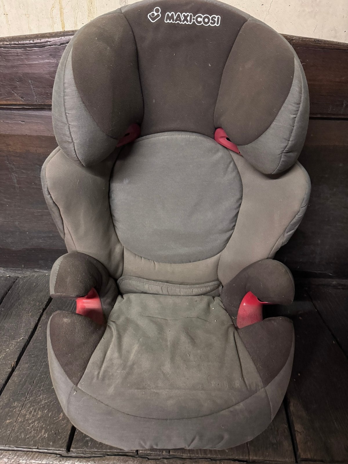 Siège d'auto pour enfant Maxi-Cosi — gris et rouge, Enfants & Bébés, Enlèvement, Utilisé, Ceinture de sécurité ou Isofix, Maxi-Cosi