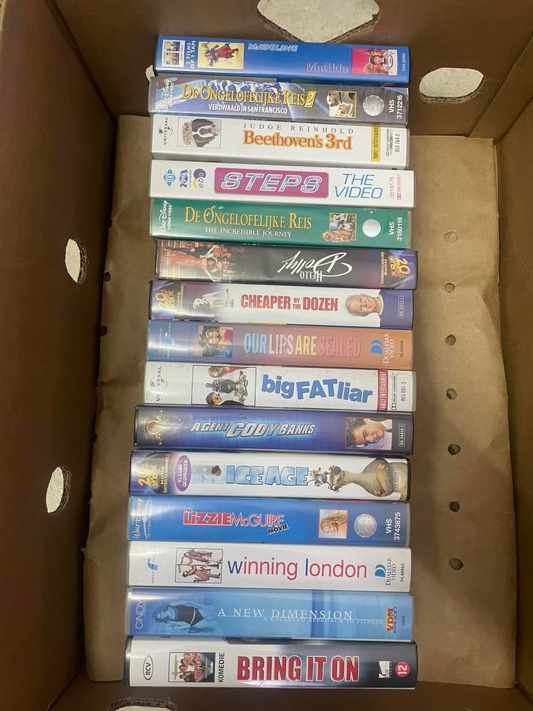 Gratis, kleerkast met legplanken en diverse videocassettes, Enlèvement, Comme neuf