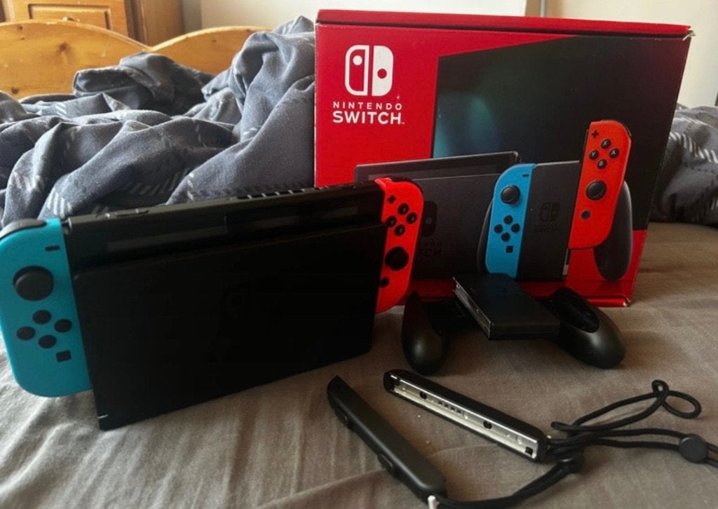 Nintendo Switch achetée en mai 2026, Enlèvement, Neuf, Avec 2 manettes, Switch 2019 Upgrade