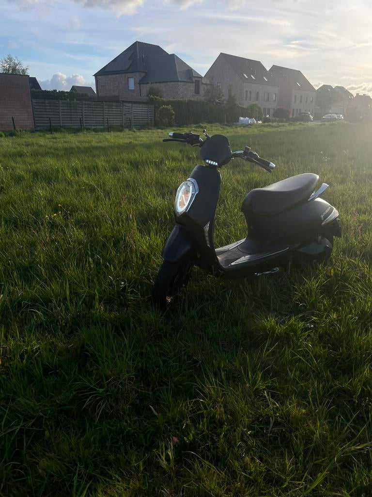 Elektrische scooter sunra a klasse, Fietsen en Brommers, Ophalen, Zo goed als nieuw