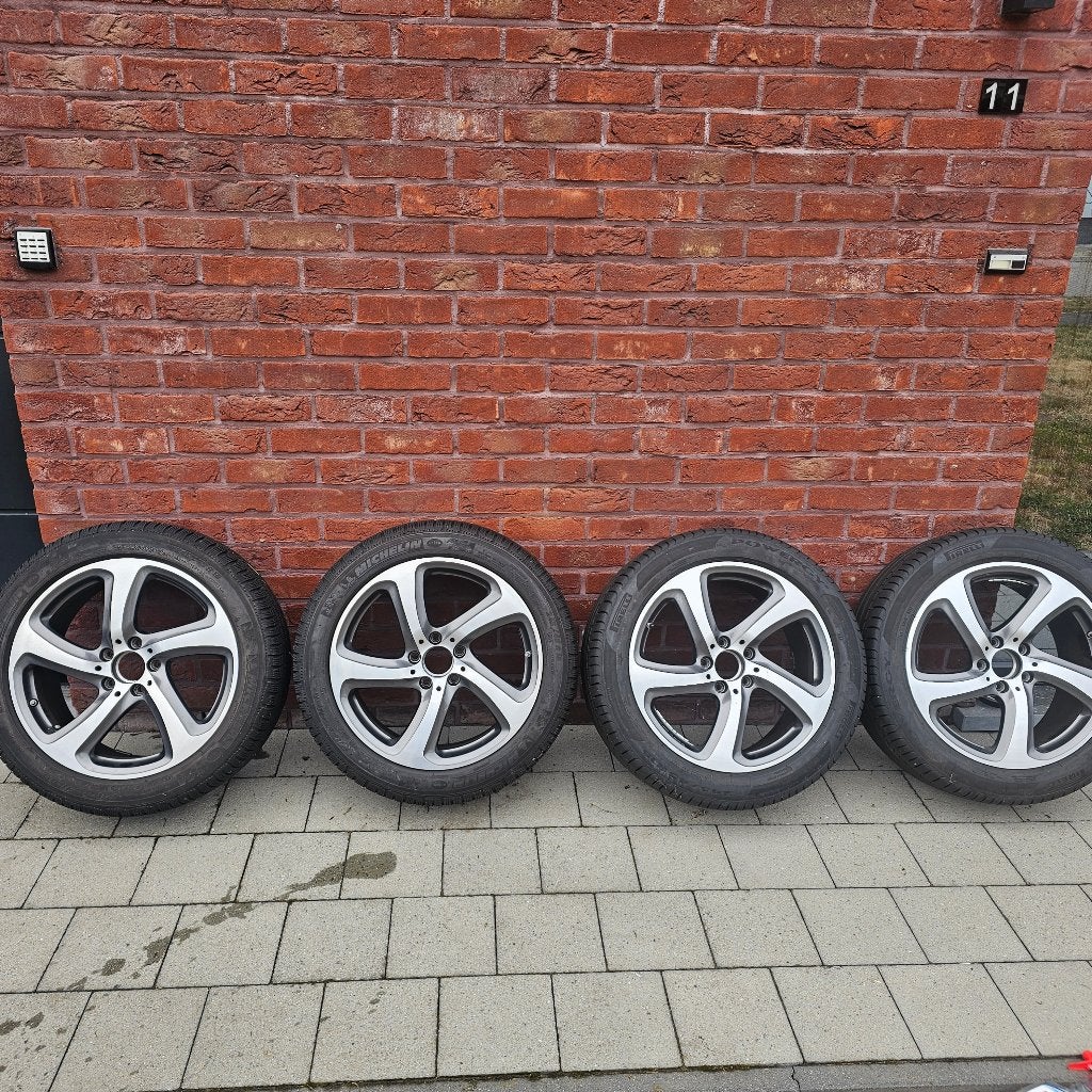 Mercedes 245 45 18 wielen — 2 winterbanden +twee 4 seizoenen, Ophalen, 18 inch, 245 mm, All Season