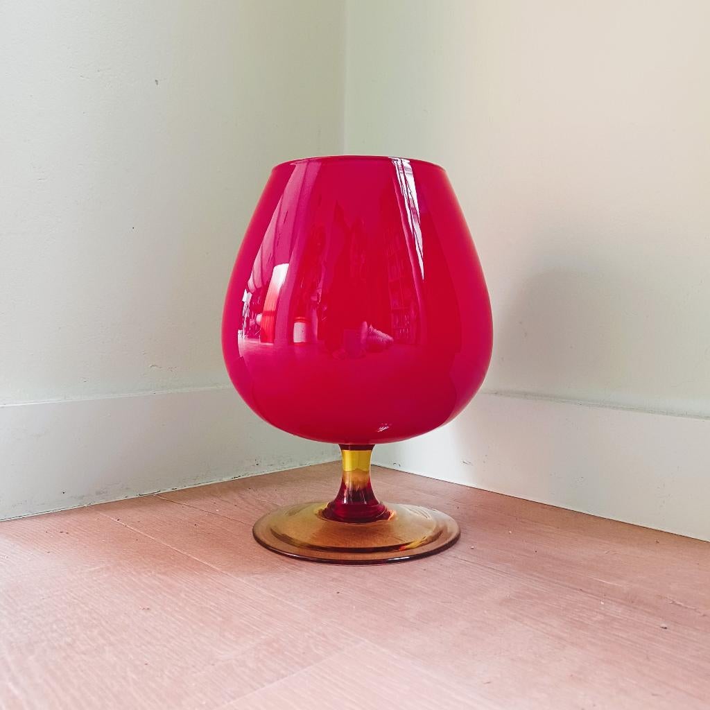 Vintage rode glazen vaas cognacglas vorm, Huis en Inrichting, Woonaccessoires | Vazen, Ophalen, Rood, Glas
